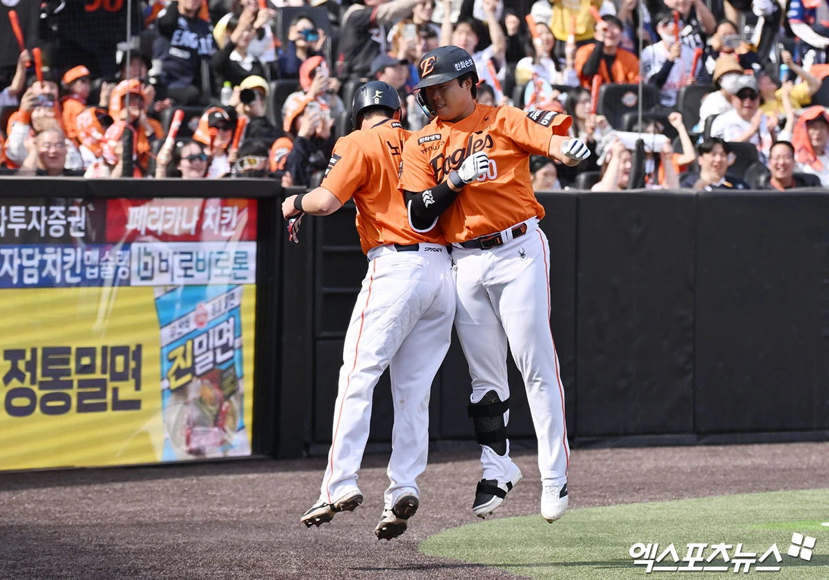 한화 이글스가 2경기 연속 두 자릿수 득점의 막강한 화력을 앞세워 키움 히어로즈를 대파하고 개막 2연승을 달렸다. 특히 '100억 우승 청부사' 강백호가 시즌 마수걸이포와 함께 5타점 맹활약을 펼쳤다. 한화는 29일 대전 한화생명볼파크에서 2026 신한 SOL뱅크 KBO리그 키움전을 치러 10-4로 승리했다. 전날 10-9 연장 11회 끝내기 승리에 이어 기분 좋은 시즌 출발을 알렸다. 선취점은 키움의 몫이었다. 한화는 2회말 곧바로 전세를 뒤집었다. 한화는 3회말 강백호의 마수걸이포로 더 달아났다. 한화는 4회말에도 쉬지 않고 득점을 뽑았다. 한화는 6회말 추가 득점으로 승기를 잡았다. 한화는 8회초 삼자범퇴 이닝으로 승기를 확실히 굳혔다. 9회초 마운드에 박준영을 투입했다. 한화는 최재영을 삼진으로 잡은 뒤 이형종을 우익수 뜬공으로 돌려세웠다. 이어 마지막타자 이주형까지 잡고 개막 2연승을 완성했다. 대전, 김한준 기자