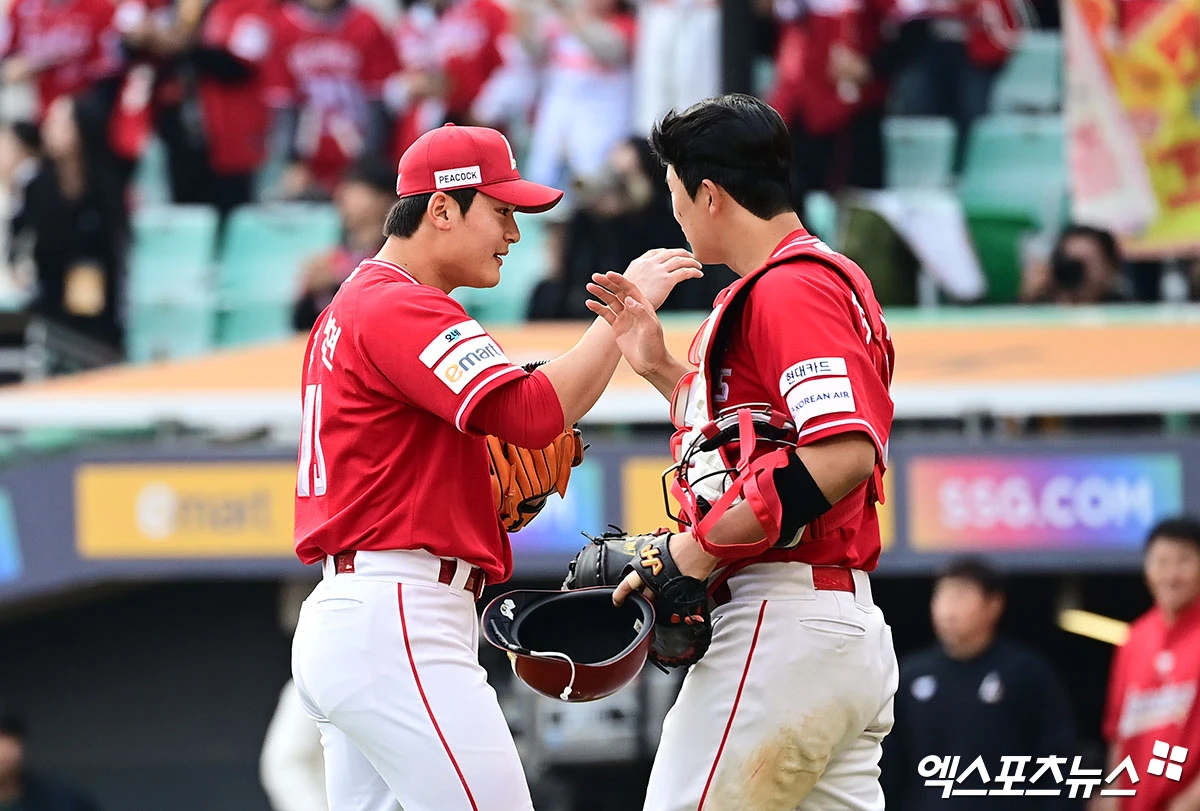 29일 오후 인천SSG랜더스필드에서 열린 '2026 신한 SOL Bank KBO리그' KIA 타이거즈와 SSG 랜더스의 경기, SSG가 11:6의 스코어로 승리하며 개막 2연승을 달렸다.  경기 종료 후 SSG 조병현 조형우 배터리가 승리의 기쁨을 나누고 있다. 인천, 박지영 기자