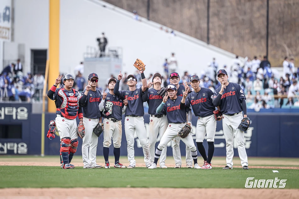 김태형 감독이 이끄는 롯데 자이언츠가 29일 대구 삼성라이온즈파크에서 열린 2026 신한 SOL KBO리그 삼성 라이온즈와의 팀 간 2차전에서 6-2로 승리, 개막 2연승을 질주했다. 사진 롯데 자이언츠