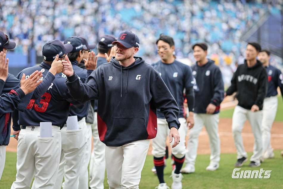 김태형 감독이 이끄는 롯데 자이언츠가 29일 대구 삼성라이온즈파크에서 열린 2026 신한 SOL KBO리그 삼성 라이온즈와의 팀 간 2차전에서 6-2로 승리, 개막 2연승을 질주했다. 사진 롯데 자이언츠