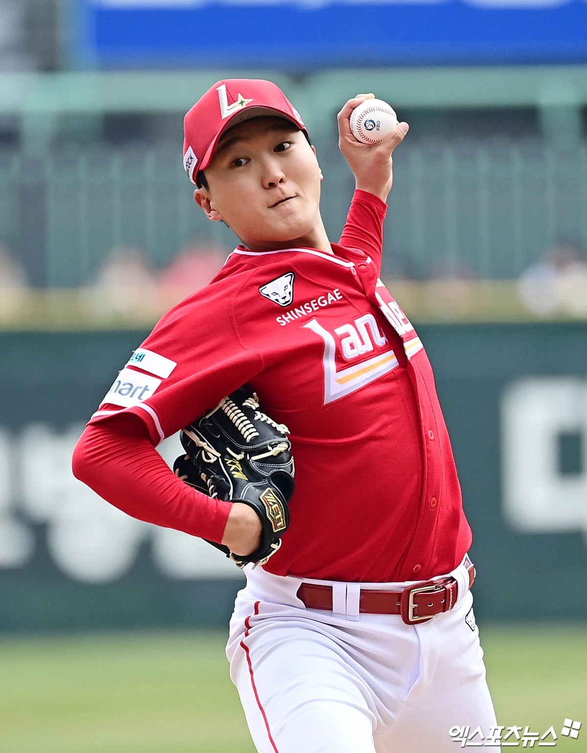 29일 오후 인천SSG랜더스필드에서 열린 '2026 신한 SOL Bank KBO리그' KIA 타이거즈와 SSG 랜더스의 경기, 1회초 SSG 선발투수 김건우가 역투하고 있다. 인천, 박지영 기자