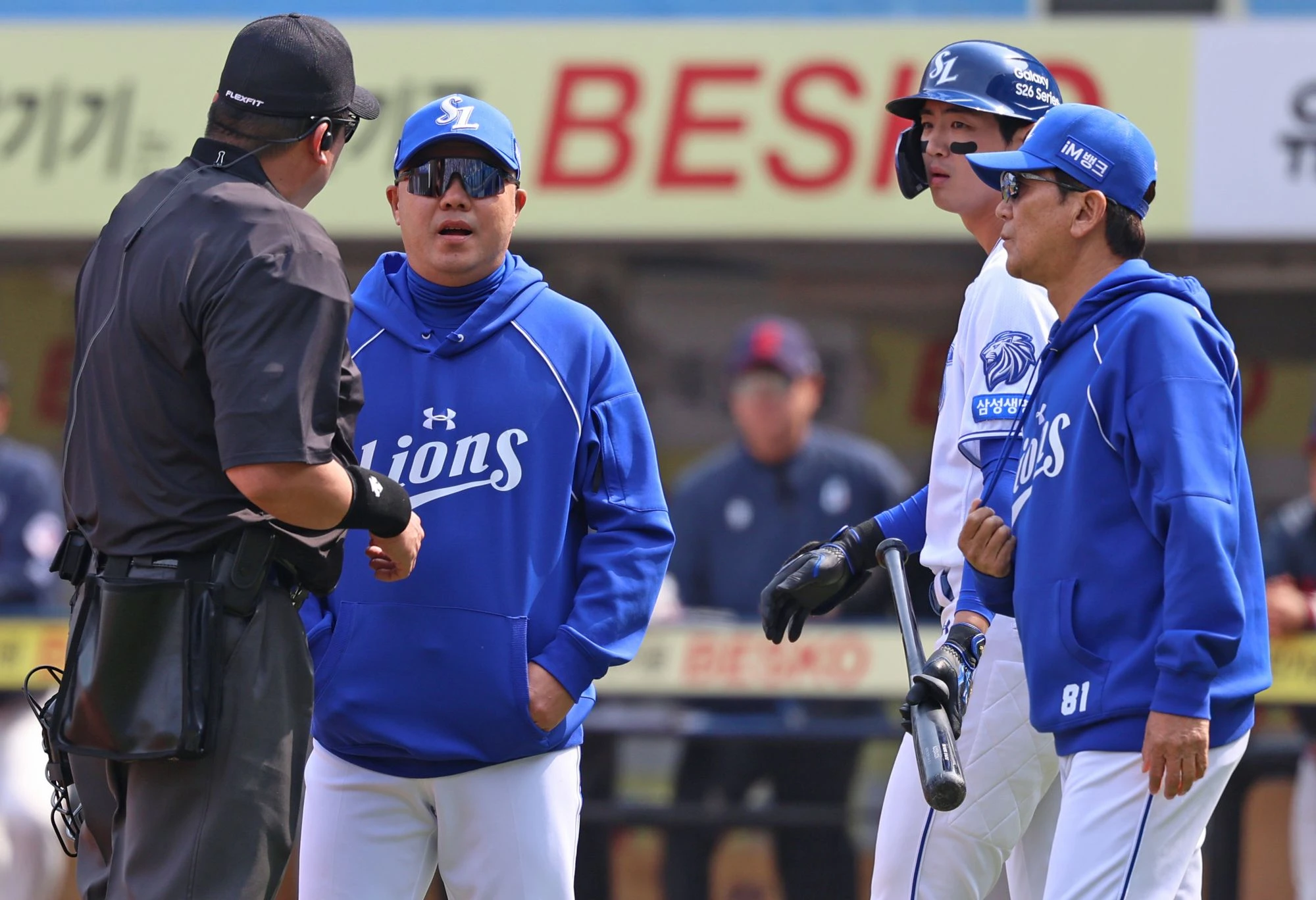 박진만(왼쪽 두 번째) 감독이 이끄는 삼성 라이온즈가 29일 대구 삼성 라이온즈파크에서 열린 2026 신한 SOL KBO리그 롯데 자이언츠와의 팀 간 2차전에서 2-6으로 패배, 개막 2연패에 빠졌다. 사진 삼성 라이온즈