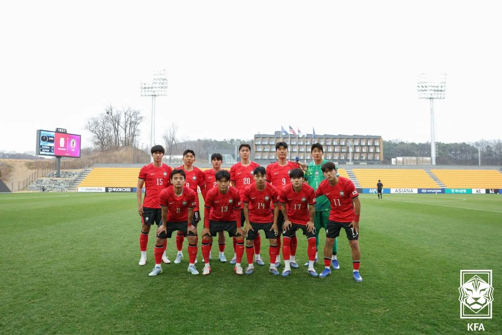 이민성호가 2살 어린 일본을 상대로 설욕에 성공했다. 일본 21세 이하(U-21) 대표팀을 한 골 차로 꺾고 지난 아시아축구연맹(AFC) U-23 아시안컵 준결승 패배의 아쉬움을 어느 정도 털어냈다. 이민성 감독이 이끄는 대한민국 U-23 대표팀은 29일 천안 코리아풋볼파크에서 열린 일본 U-21 대표팀과의 연습 경기에서 2-1 승리를 거뒀다. 비공개로 진행된 이번 맞대결서 한국은 전후반 한 골씩을 뽑아냈고, 일본의 막판 추격을 뿌리친 끝에 승리했다. 대한축구협회