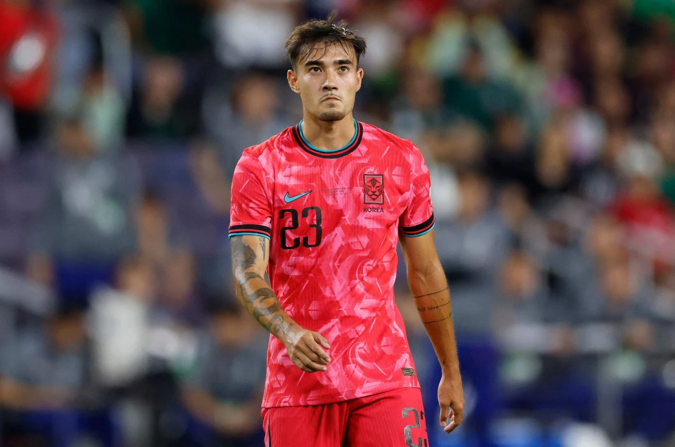 홍명보호의 '혼혈 태극전사' 옌스 카스트로프(묀헨글라트바흐)가 부상으로 3월 A매치 2연전에 나서지 못한 채 소속팀으로 일찍 복귀한다. 한국 축구대표팀은 카스트로프가 29일 소집 해제돼 소속팀인 묀헨글라트바흐(독일)로 돌아간다고 밝혔다. 카스트로프는 이번 소집 직전 소속팀에서 치른 경기에서 오른쪽 발목 염좌 부상을 입고서 대표팀에 왔다. 대표팀 관계자는 '치료와 훈련을 반복하며 준비하던 카스트로프의 부상 부위 상태를 이날 오전 중 피지컬 코치와 의무 트레이너들이 최종 점검한 결과 다음 경기 출전이 어렵다고 판단했다. 선수 보호 차원에서 소집 해제를 결정했다'고 설명했다. 연합뉴스