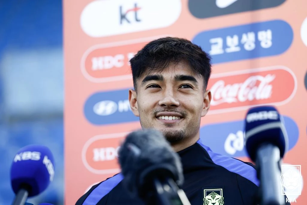 홍명보호의 '혼혈 태극전사' 옌스 카스트로프(묀헨글라트바흐)가 부상으로 3월 A매치 2연전에 나서지 못한 채 소속팀으로 일찍 복귀한다. 한국 축구대표팀은 카스트로프가 29일 소집 해제돼 소속팀인 묀헨글라트바흐(독일)로 돌아간다고 밝혔다. 카스트로프는 이번 소집 직전 소속팀에서 치른 경기에서 오른쪽 발목 염좌 부상을 입고서 대표팀에 왔다. 대표팀 관계자는 '치료와 훈련을 반복하며 준비하던 카스트로프의 부상 부위 상태를 이날 오전 중 피지컬 코치와 의무 트레이너들이 최종 점검한 결과 다음 경기 출전이 어렵다고 판단했다. 선수 보호 차원에서 소집 해제를 결정했다'고 설명했다. 대한축구협회