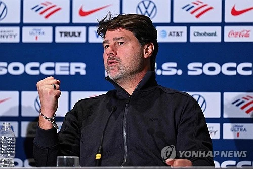 토트넘 홋스퍼가 결국 이고르 투도르 감독과 단 44일 만에 결별했다. 리그에서 단 한 번도 승리하지 못한 채 강등권과 승점 1점 차까지 추락한 끝에 나온 결정이다. 토트넘은 29일(한국시간) 구단 공식 성명을 통해 '이고르 투도르 감독이 즉시 팀을 떠나는 데 상호 합의했다'고 발표했다. 이와 함께 토미슬라브 로기치 골키퍼 코치, 리카르도 라냐치도 피지컬 코치도 동반 퇴진했다. 연합뉴스