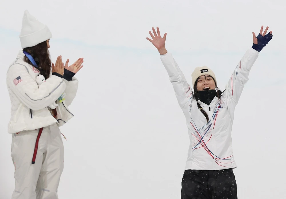 최가온(세화여고)이 또 하나의 역사를 썼다. 2026 밀라노·코르티나담페초 동계올림픽에서 한국 설상 종목 최초의 금메달을 따낸 데 이어 국제스키연맹(FIS) 스노보드 월드컵 파크 앤드 파이프 부문 시즌 종합 우승까지 차지했다. 최가온은 28일(한국시간) 스위스 실바플라나에서 열릴 예정이던 2025-2026시즌 마지막 월드컵 슬로프스타일 경기가 강풍으로 취소되면서 파크 앤드 파이프 여자부 최종 1위(300점)를 확정했다. 연합뉴스