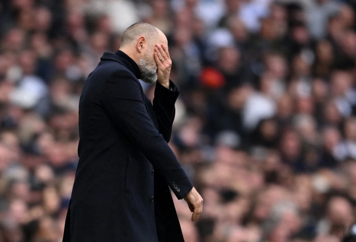 영국 공영방송 BBC가 30일(한국시간) 강등 위기에 처한 토트넘이 새로운 정식 감독으로 데제르비를 원한다고 전하면서 베테랑 벤 데이비스도 단기 임시 감독 후보군에 올랐다고 보도했다. 구단은 이고르 투도르 감독과 상호 합의 하에 계약을 종료하기로 결정했다. 또한 토미슬라브 로기치, 리카르도 라냐치 코치도 팀을 떠나게 되었다라며 지난 6주간 팀을 위해 헌신해 준 세 분에게 깊은 감사를 전한다. 아울러 최근 상을 당한 이고르 감독과 가족에게 따뜻한 위로를 보낸다라고 밝혔다. 연합뉴스