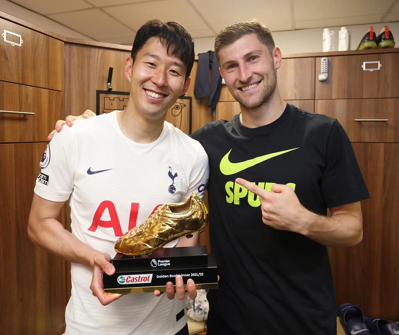 영국 공영방송 BBC가 30일(한국시간) 강등 위기에 처한 토트넘이 새로운 정식 감독으로 데제르비를 원한다고 전하면서 베테랑 벤 데이비스도 단기 임시 감독 후보군에 올랐다고 보도했다. 구단은 이고르 투도르 감독과 상호 합의 하에 계약을 종료하기로 결정했다. 또한 토미슬라브 로기치, 리카르도 라냐치 코치도 팀을 떠나게 되었다라며 지난 6주간 팀을 위해 헌신해 준 세 분에게 깊은 감사를 전한다. 아울러 최근 상을 당한 이고르 감독과 가족에게 따뜻한 위로를 보낸다라고 밝혔다. 벤데이비스 SNS