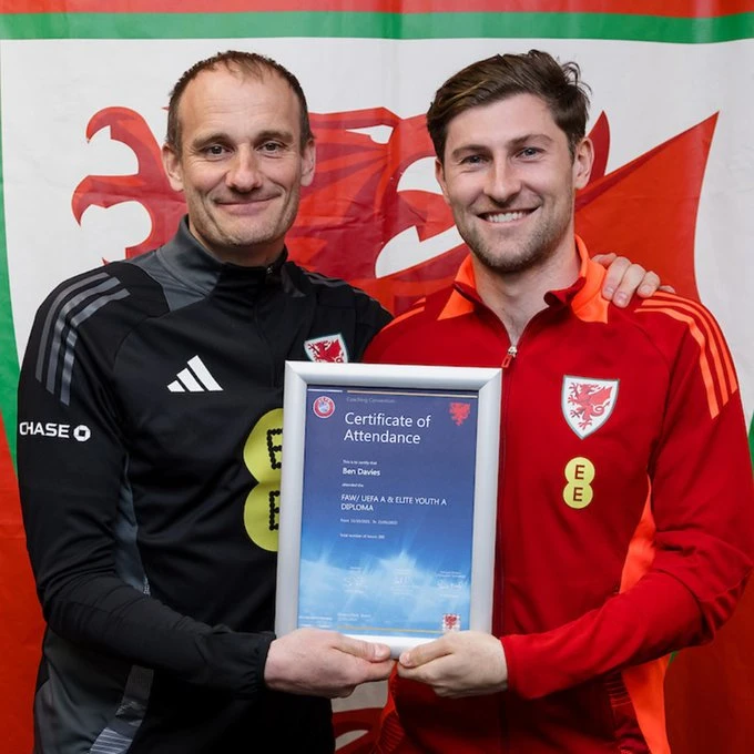 영국 공영방송 BBC가 30일(한국시간) 강등 위기에 처한 토트넘이 새로운 정식 감독으로 데제르비를 원한다고 전하면서 베테랑 벤 데이비스도 단기 임시 감독 후보군에 올랐다고 보도했다. 구단은 이고르 투도르 감독과 상호 합의 하에 계약을 종료하기로 결정했다. 또한 토미슬라브 로기치, 리카르도 라냐치 코치도 팀을 떠나게 되었다라며 지난 6주간 팀을 위해 헌신해 준 세 분에게 깊은 감사를 전한다. 아울러 최근 상을 당한 이고르 감독과 가족에게 따뜻한 위로를 보낸다라고 밝혔다. 토트넘