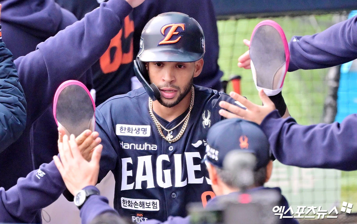 대만프로야구 푸방 가디언즈에서 새출발을 알린 전 롯데 자이언츠 애런 윌커슨과 전 한화 이글스 루이스 리베라토가 나란히 소속팀의 2026시즌 첫 승을 이끌었다. 엑스포츠뉴스 DB