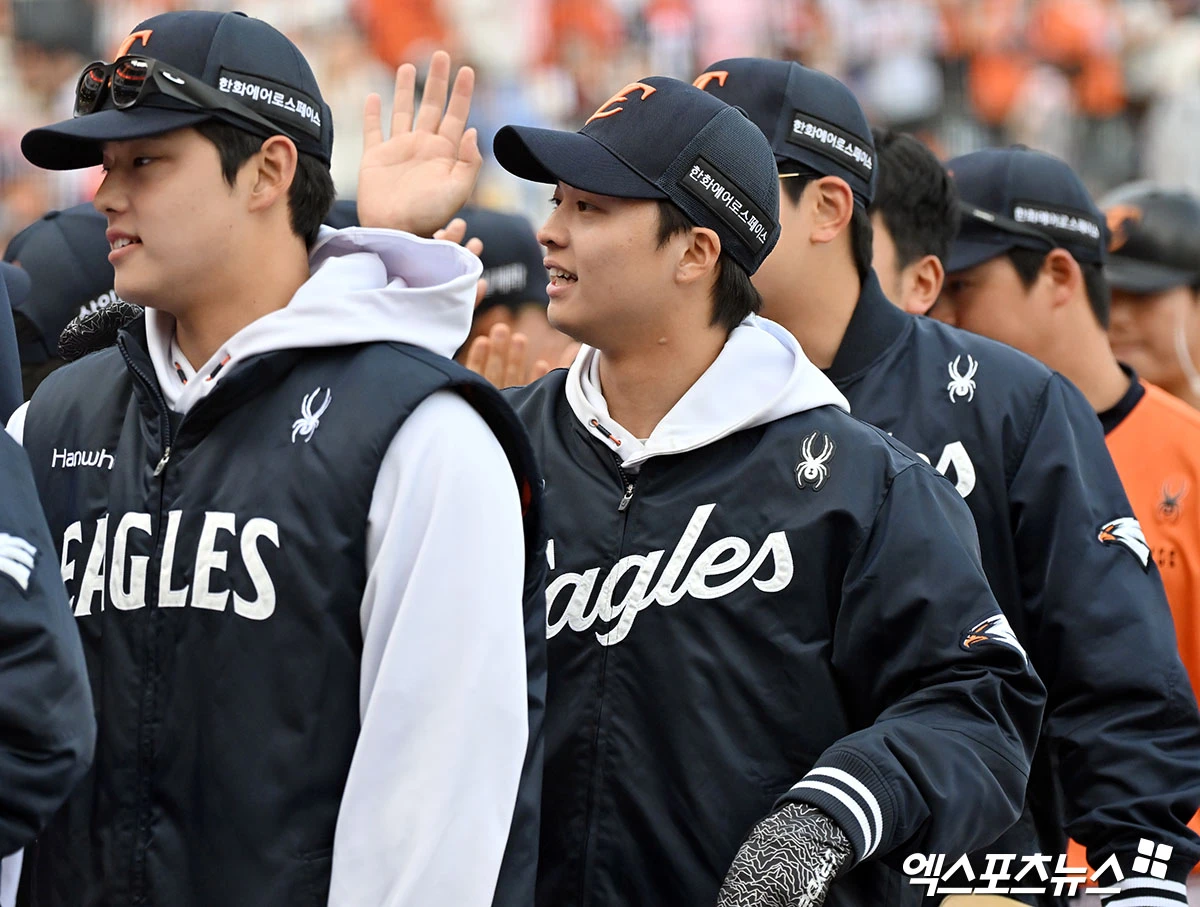 29일 오후 대전 한화생명 볼파크에서 열린 '2026 신한 SOL Bank KBO리그' 키움 히어로즈와 한화 이글스의 경기, 한화가 키움에 10:4로 승리하며 개막 2연승을 기록했다.  이날 경기에서 승리한 한화 왕옌청이 기뻐하고 있다. 엑스포츠뉴스 DB