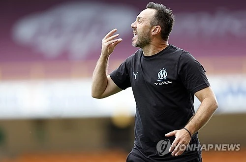 토트넘 홋스퍼가 남은 시즌을 이끌어갈 새 사령탑으로 로베르토 데 제르비에게 접근했다. 프리미어리그 감독 중에서도 최고 수준의 연봉을 제안한 것으로 알려졌다. 유럽 축구 이적시장 전문가 루디 갈레티는 30일(한국시간) '이고르 투도르 감독 사임 이후 로베르토 데 제르비가 토트넘 감독직과 가까워지고 있다'고 전했다. 더스탠더드 또한 토트넘이 데 제르비에게 프리미어리그 최고 연봉 감독 중 한 명이 될 만한 상당한 금액의 제안을 헀다고 보도했다. 연합뉴스