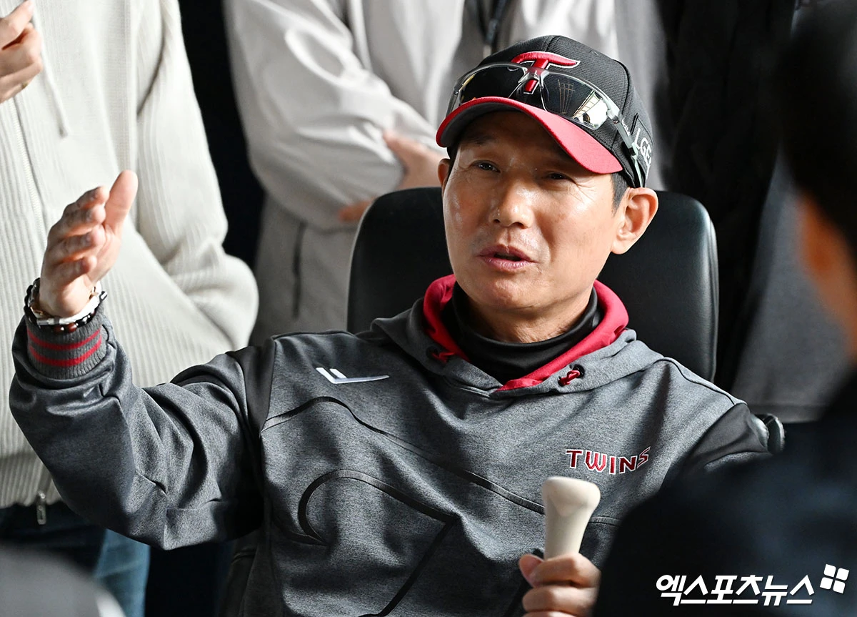 31일 오후 서울 송파구 잠실야구장에서 열리는 '2026 신한 SOL Bank KBO리그' KIA 타이거즈와 LG 트윈스의 경기, LG 염경엽 감독이 취재진과 대화를 나누고 있다. 잠실, 김한준 기자