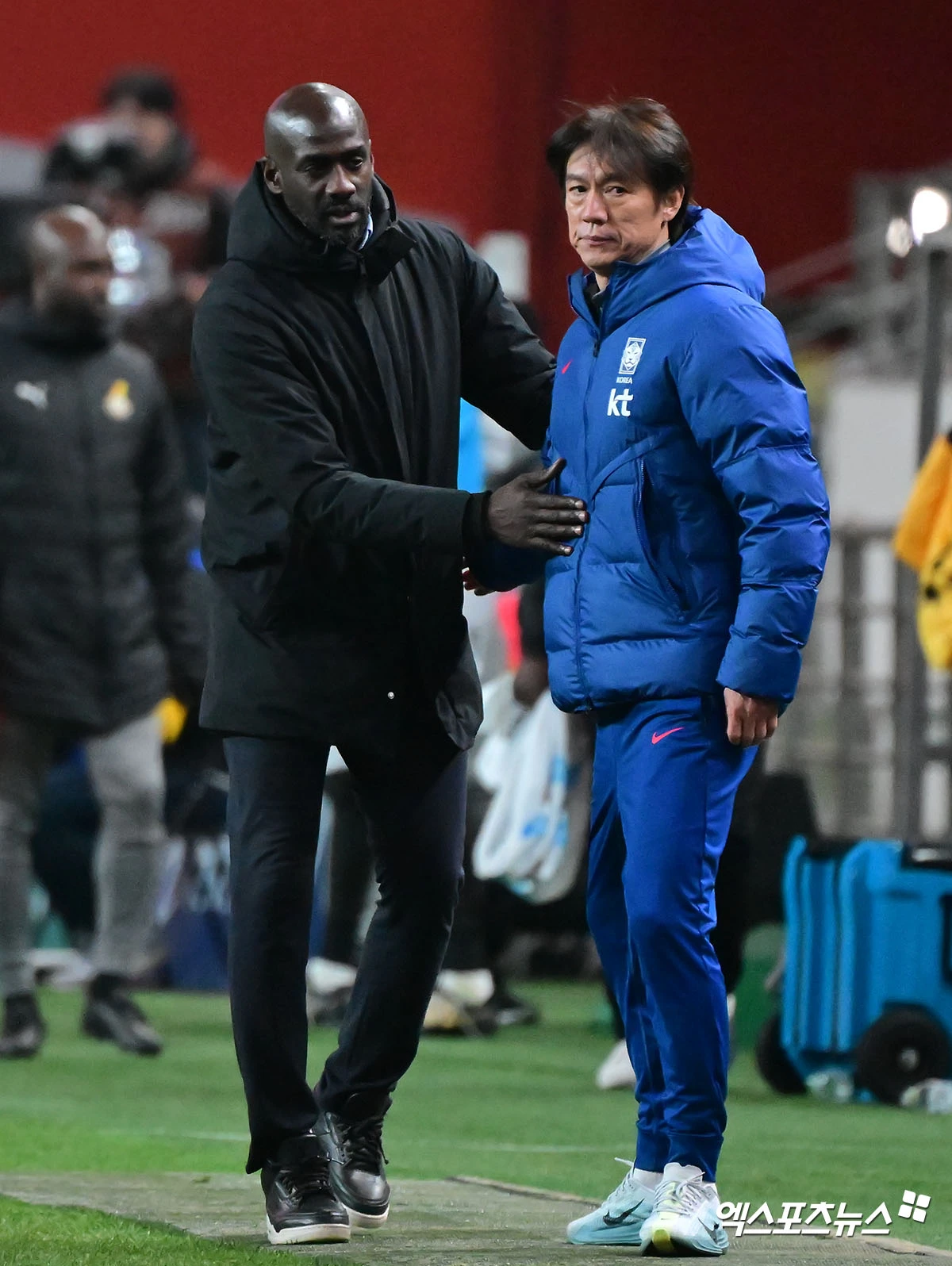 가나축구협회(GFA)는 31일(한국시간) 가나 축구 국가대표팀을 이끌던 오토 아도 감독과 결별했다고 발표했다. GFA는 6월에 개막하는 2026 국제축구연맹(FIFA) 북중미 월드컵(캐나다·미국·멕시코 공동개최)을 불과 72일 남겨두고 감독 교체라는 승부수를 던졌다. 지난 2022 카타르 월드컵에서 한국과 맞붙었던 오토 감독은 최근 한국전 0-1 패배를 포함해 A매치 4연패를 기록 중이다. 31일 독일 원정에서 1-2로 패하면서 연패 기간이 길어지자 GFA는 감독을 교체하기로 결정했다. 엑스포츠뉴스DB