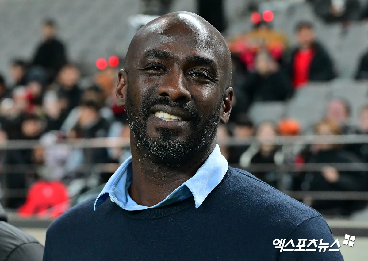 가나축구협회(GFA)는 31일(한국시간) 가나 축구 국가대표팀을 이끌던 오토 아도 감독과 결별했다고 발표했다. GFA는 6월에 개막하는 2026 국제축구연맹(FIFA) 북중미 월드컵(캐나다·미국·멕시코 공동개최)을 불과 72일 남겨두고 감독 교체라는 승부수를 던졌다. 지난 2022 카타르 월드컵에서 한국과 맞붙었던 오토 감독은 최근 한국전 0-1 패배를 포함해 A매치 4연패를 기록 중이다. 31일 독일 원정에서 1-2로 패하면서 연패 기간이 길어지자 GFA는 감독을 교체하기로 결정했다. 엑스포츠뉴스DB