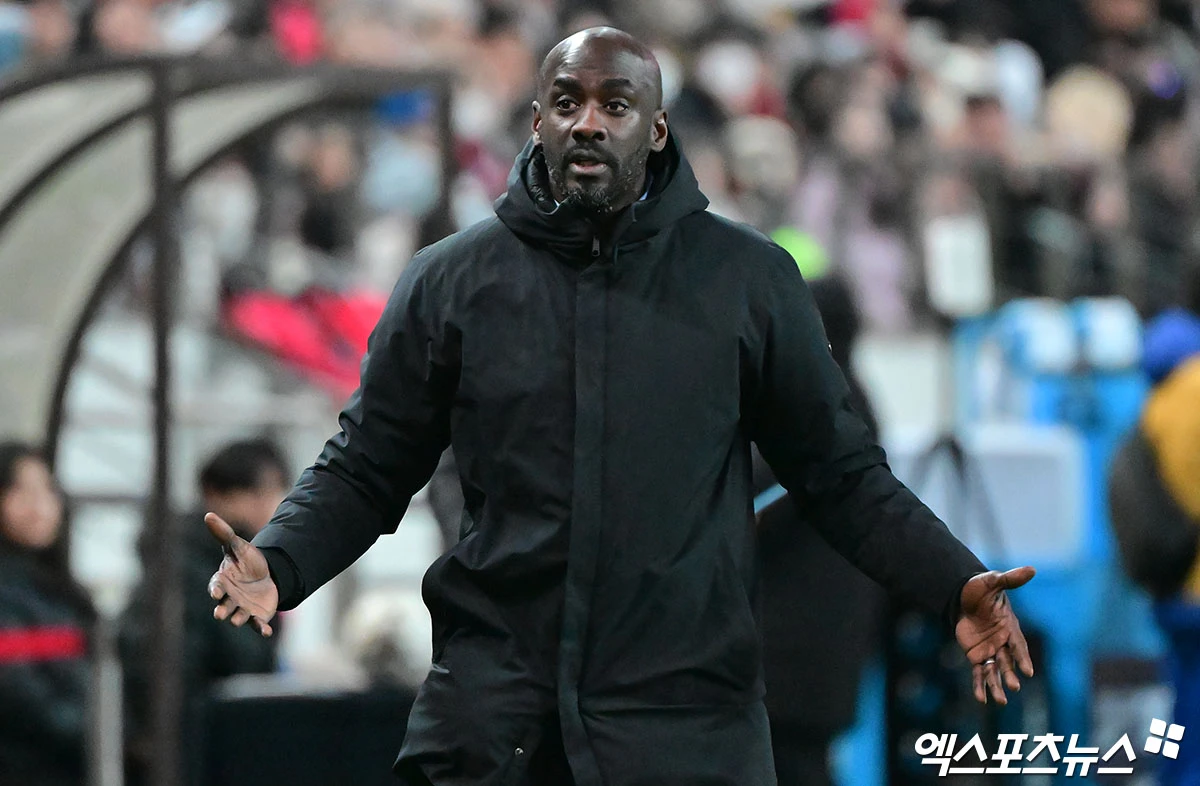 가나축구협회(GFA)는 31일(한국시간) 가나 축구 국가대표팀을 이끌던 오토 아도 감독과 결별했다고 발표했다. GFA는 6월에 개막하는 2026 국제축구연맹(FIFA) 북중미 월드컵(캐나다·미국·멕시코 공동개최)을 불과 72일 남겨두고 감독 교체라는 승부수를 던졌다. 지난 2022 카타르 월드컵에서 한국과 맞붙었던 오토 감독은 최근 한국전 0-1 패배를 포함해 A매치 4연패를 기록 중이다. 31일 독일 원정에서 1-2로 패하면서 연패 기간이 길어지자 GFA는 감독을 교체하기로 결정했다. 엑스포츠뉴스DB