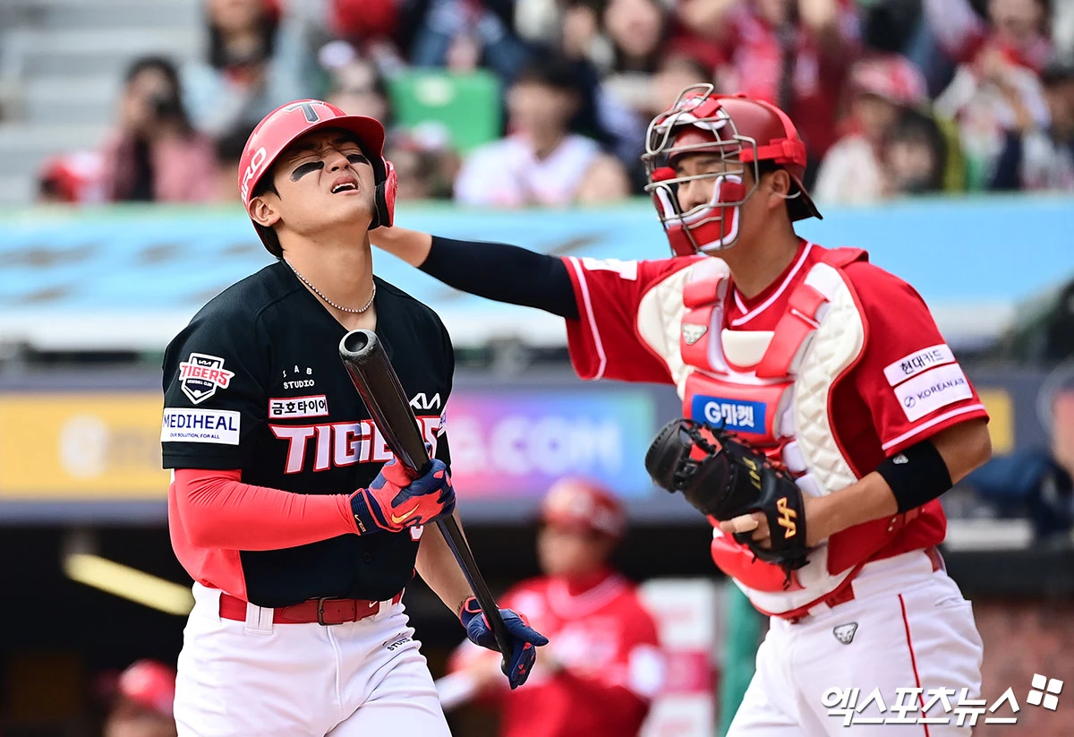 지난 29일 오후 인천SSG랜더스필드에서 열린 '2026 신한 SOL Bank KBO리그' KIA 타이거즈와 SSG 랜더스의 경기, 3회초 1사 만루 KIA 김도영이 헛스윙 삼진 아웃으로 물러나며 아쉬워하고 있다. 엑스포츠뉴스 DB