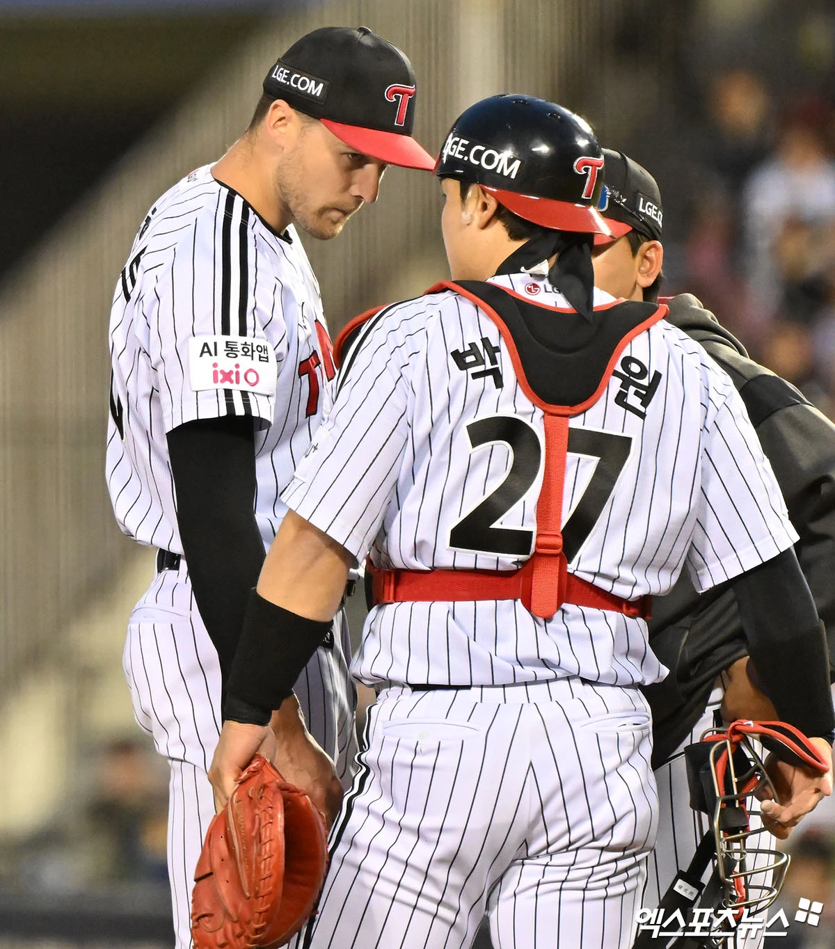 31일 오후 서울 송파구 잠실야구장에서 열린 '2026 신한 SOL Bank KBO리그' KIA 타이거즈와 LG 트윈스의 경기, 2회초 1사 1,2루 LG 박동원이 마운드를 방문해 톨허스트와 대화를 나누고 있다. 잠실, 김한준 기자