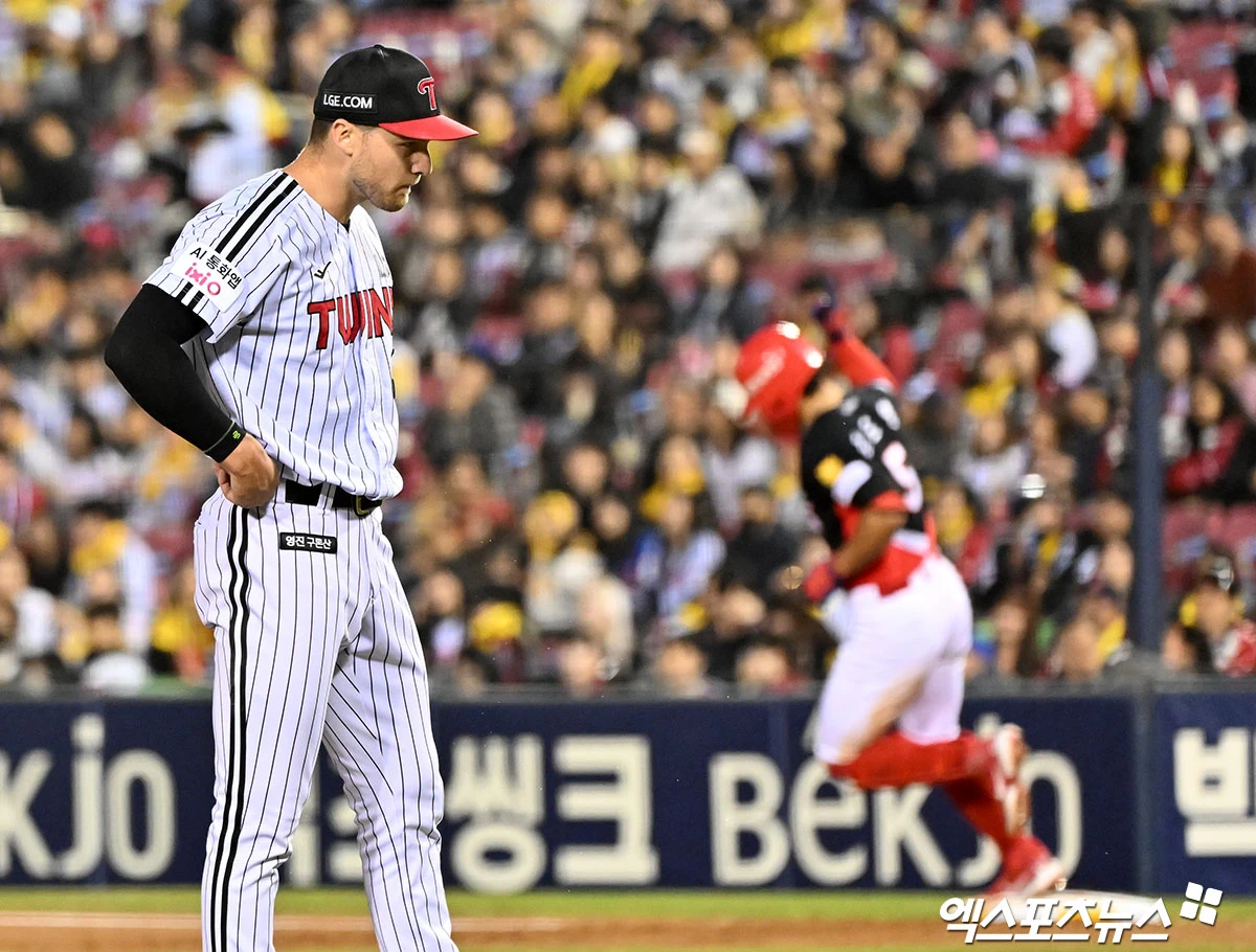 31일 오후 서울 송파구 잠실야구장에서 열린 '2026 신한 SOL Bank KBO리그' KIA 타이거즈와 LG 트윈스의 경기, 2회초 2사 2루 LG 톨허스트가 KIA 김도영에게 투런 홈런을 허용한 후 아쉬워하고 있다. 잠실, 김한준 기자