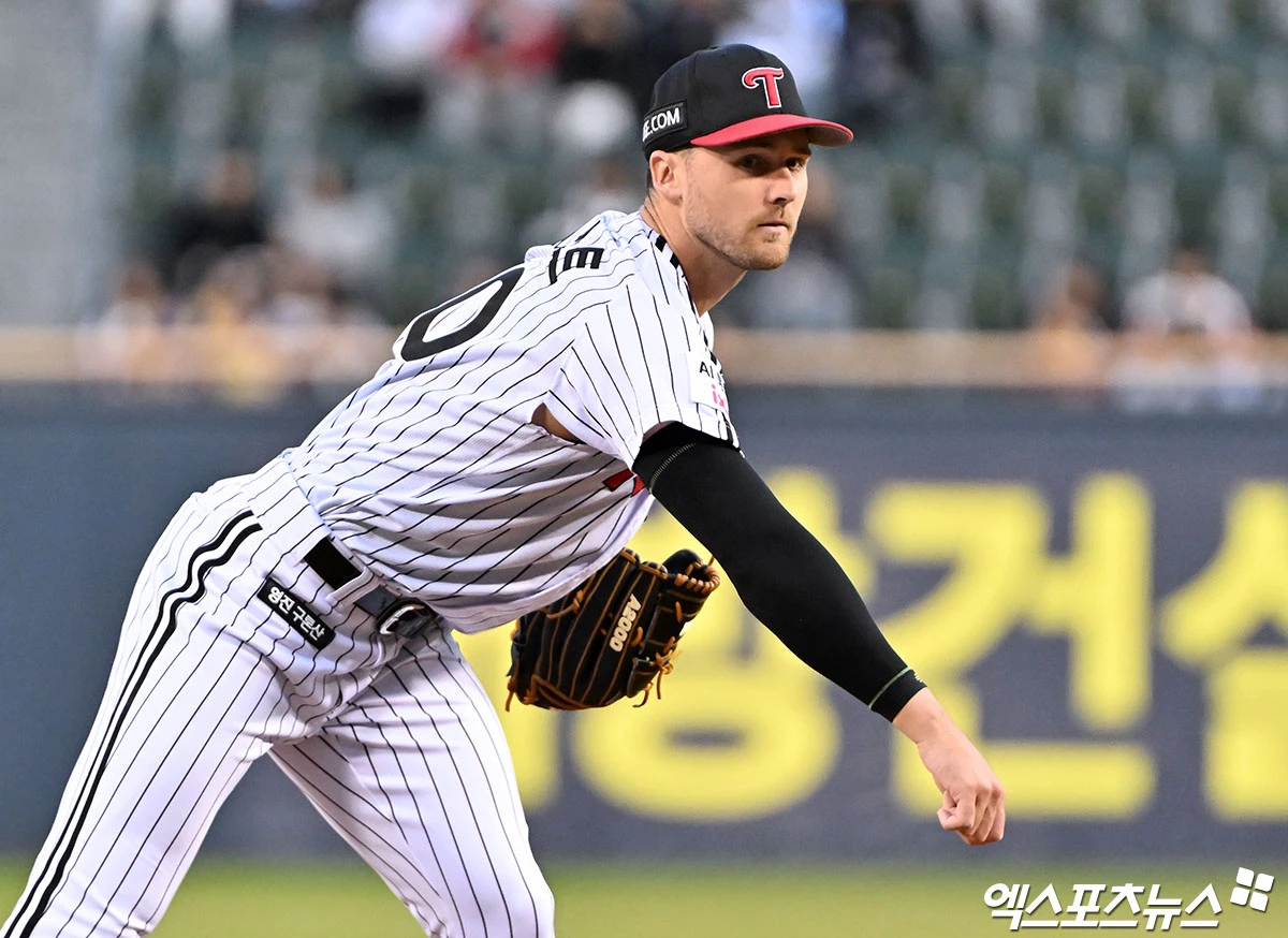 31일 오후 서울 송파구 잠실야구장에서 열린 '2026 신한 SOL Bank KBO리그' KIA 타이거즈와 LG 트윈스의 경기, 1회초 LG 선발투수 톨허스트가 공을 힘차게 던지고 있다. 잠실, 김한준 기자