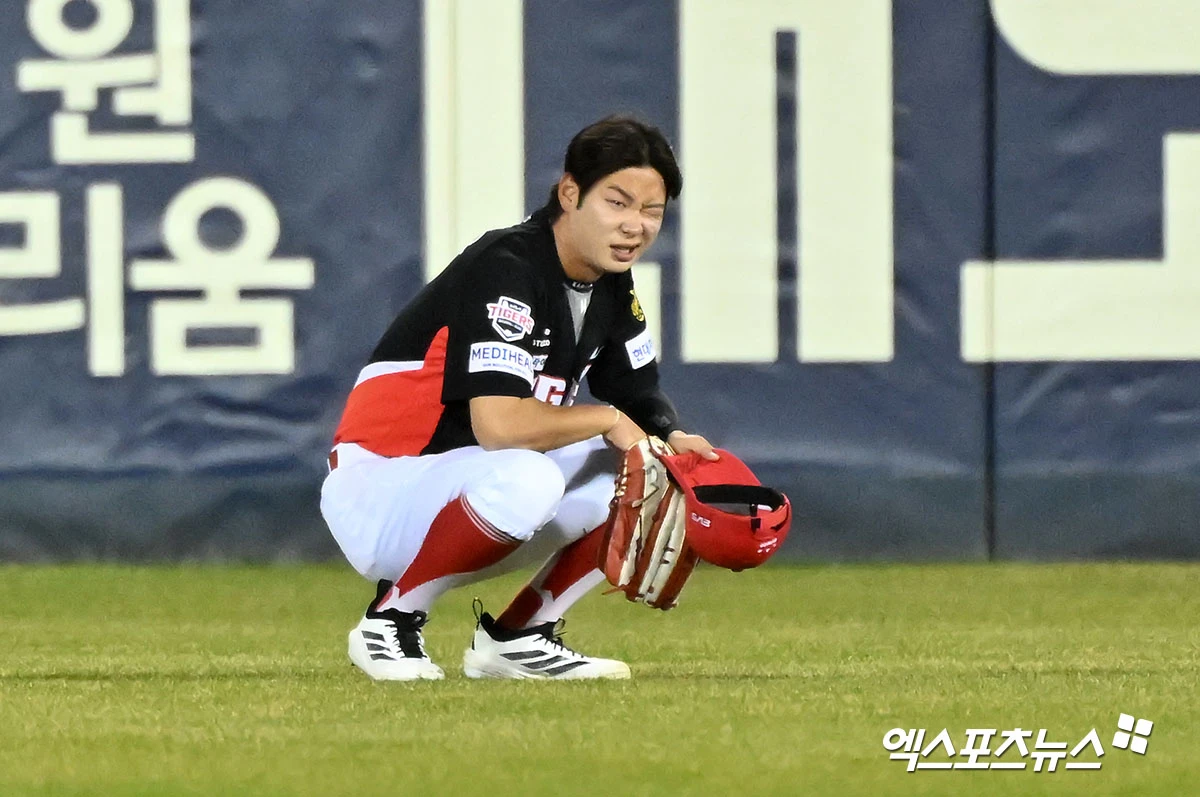  31일 오후 서울 송파구 잠실야구장에서 열린 '2026 신한 SOL Bank KBO리그' KIA 타이거즈와 LG 트윈스의 경기, 7회말 2사 1,2루 KIA 박정우가 LG 최원영의 타구를 놓친 후 아쉬워하고 있다. 잠실, 김한준 기자