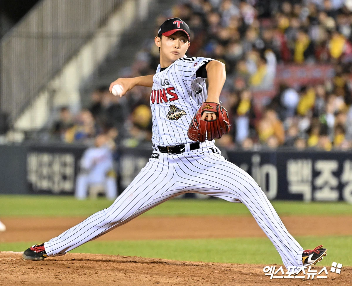 31일 오후 서울 송파구 잠실야구장에서 열린 '2026 신한 SOL Bank KBO리그' KIA 타이거즈와 LG 트윈스의 경기, 7회초 LG 김영우가 공을 힘차게 던지고 있다. 잠실, 김한준 기자
