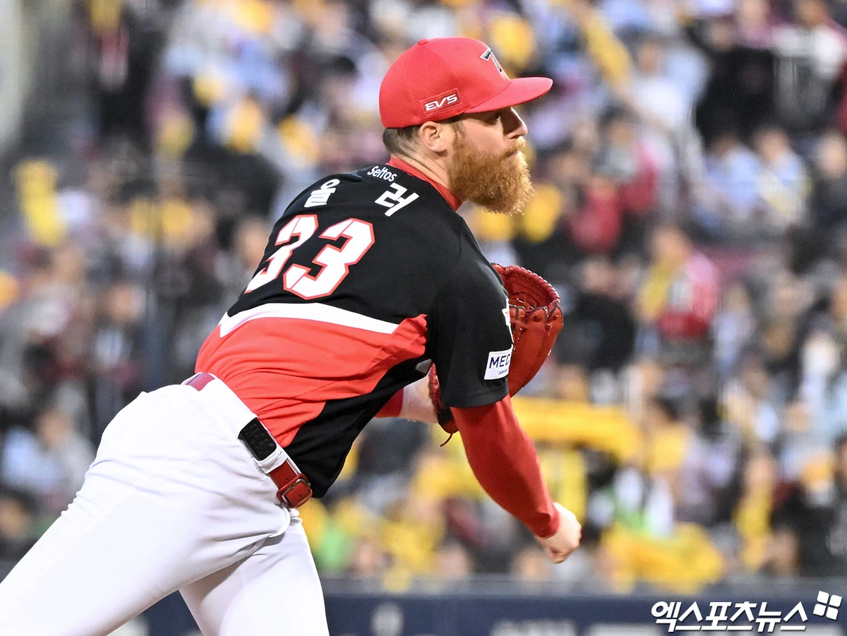 31일 오후 서울 송파구 잠실야구장에서 열린 '2026 신한 SOL Bank KBO리그' KIA 타이거즈와 LG 트윈스의 경기, 1회말 KIA 선발투수 올러가 공을 힘차게 던지고 있다. 잠실, 김한준 기자