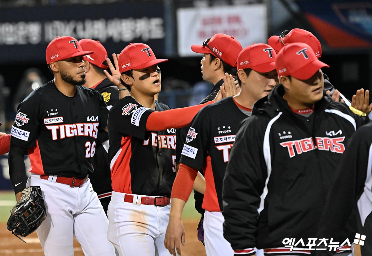 31일 오후 서울 송파구 잠실야구장에서 열린 '2026 신한 SOL Bank KBO리그' KIA 타이거즈와 LG 트윈스의 경기, KIA가 김도영의 투런 홈런에 힘입어 LG에 7:2로 승리하며 연패에서 탈출했다. 이날 경기에서 승리한 KIA 선수들이 기뻐하고 있다. 잠실, 김한준 기자