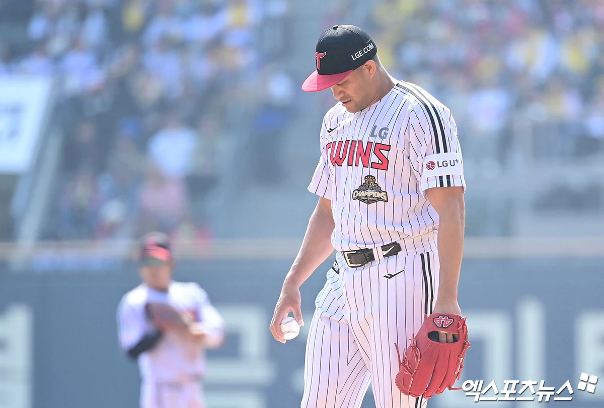 28일 오후 서울 송파구 잠실야구장에서 열린 '2026 신한 SOL Bank KBO리그' KT 위즈와 LG 트윈스의 경기, 1회초 2사 1,2루 LG 선발투수 치리노스가 KT 이강민에게 2타점 적시 2루타를 허용하며 실점한 뒤 아쉬워하고 있다. 엑스포츠뉴스 DB