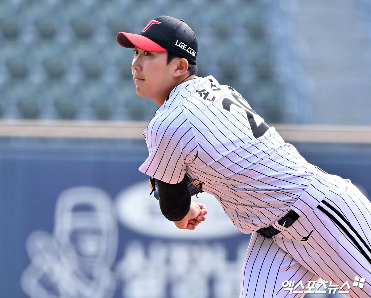 24일 오후 서울 송파구 잠실야구장에서 열린 '2026 신한 SOL Bank KBO리그' 키움 히어로즈와 LG 트윈스의 시범경기, 1회초 LG 손주영이 공을 힘차게 던지고 있다. 엑스포츠뉴스 DB