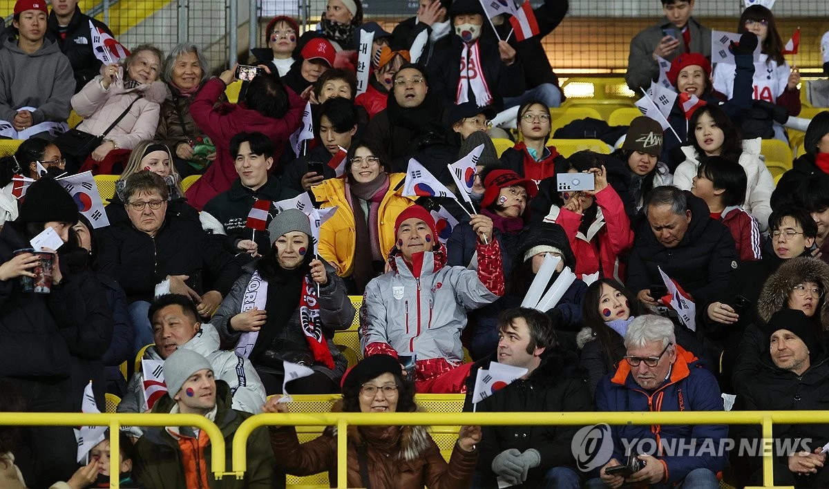 홍명보 감독이 이끄는 대한민국 축구대표팀(22위)이 1일(한국시간) 오스트리아 빈의 에른스트 하펠 경기장에서 열린 오스트리아(24위)와의 평가전에서 후반 3분 홈팀 미드필더 마르셀 자비처에 내준 골을 만회하지 못하고 0-1로 졌다. 한국은 이번 A매치 브레이크에 열린 2연전을 위해 유럽으로 건너와 28일 코트디부아르전, 1일 오스트리아전을 치렀으나 각각 0-4, 0-1로 패하고 말았다. 2연패도 한숨이 나오는 결과지만, 2연전에서 한 골도 넣지 못했다는 점 역시 뼈아프다. 지난 2018년 6월 세네갈전(0-2), 스웨덴전(0-1) 이후 8년 만에 무득점 2연패를 기록했다. 한국은 후반 중반 이후 손흥민, 오현규 등이 좋은 슈팅을 날렸으나 결정력이 부족했다. 연합뉴스