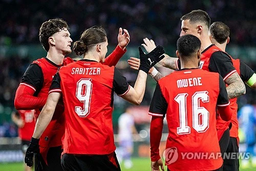 홍명보 감독이 이끄는 대한민국 축구대표팀(22위)이 1일(한국시간) 오스트리아 빈의 에른스트 하펠 경기장에서 열린 오스트리아(24위)와의 평가전에서 후반 3분 홈팀 미드필더 마르셀 자비처에 내준 골을 만회하지 못하고 0-1로 졌다. 한국은 이번 A매치 브레이크에 열린 2연전을 위해 유럽으로 건너와 28일 코트디부아르전, 1일 오스트리아전을 치렀으나 각각 0-4, 0-1로 패하고 말았다. 2연패도 한숨이 나오는 결과지만, 2연전에서 한 골도 넣지 못했다는 점 역시 뼈아프다. 지난 2018년 6월 세네갈전(0-2), 스웨덴전(0-1) 이후 8년 만에 무득점 2연패를 기록했다. 한국은 후반 중반 이후 손흥민, 오현규 등이 좋은 슈팅을 날렸으나 결정력이 부족했다. 연합뉴스