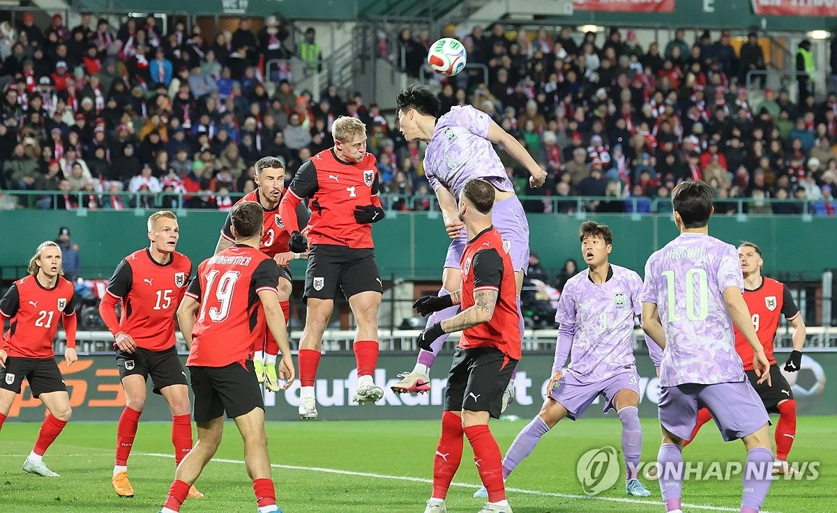 홍명보 감독이 이끄는 대한민국 축구대표팀(22위)이 1일(한국시간) 오스트리아 빈의 에른스트 하펠 경기장에서 열린 오스트리아(24위)와의 평가전에서 후반 3분 홈팀 미드필더 마르셀 자비처에 내준 골을 만회하지 못하고 0-1로 졌다. 한국은 이번 A매치 브레이크에 열린 2연전을 위해 유럽으로 건너와 28일 코트디부아르전, 1일 오스트리아전을 치렀으나 각각 0-4, 0-1로 패하고 말았다. 2연패도 한숨이 나오는 결과지만, 2연전에서 한 골도 넣지 못했다는 점 역시 뼈아프다. 지난 2018년 6월 세네갈전(0-2), 스웨덴전(0-1) 이후 8년 만에 무득점 2연패를 기록했다. 한국은 후반 중반 이후 손흥민, 오현규 등이 좋은 슈팅을 날렸으나 결정력이 부족했다. 연합뉴스