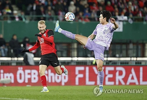 홍명보 감독이 이끄는 대한민국 축구대표팀(22위)이 1일(한국시간) 오스트리아 빈의 에른스트 하펠 경기장에서 열린 오스트리아(24위)와의 평가전에서 후반 3분 홈팀 미드필더 마르셀 자비처에 내준 골을 만회하지 못하고 0-1로 졌다. 한국은 이번 A매치 브레이크에 열린 2연전을 위해 유럽으로 건너와 28일 코트디부아르전, 1일 오스트리아전을 치렀으나 각각 0-4, 0-1로 패하고 말았다. 2연패도 한숨이 나오는 결과지만, 2연전에서 한 골도 넣지 못했다는 점 역시 뼈아프다. 지난 2018년 6월 세네갈전(0-2), 스웨덴전(0-1) 이후 8년 만에 무득점 2연패를 기록했다. 한국은 후반 중반 이후 손흥민, 오현규 등이 좋은 슈팅을 날렸으나 결정력이 부족했다. 연합뉴스