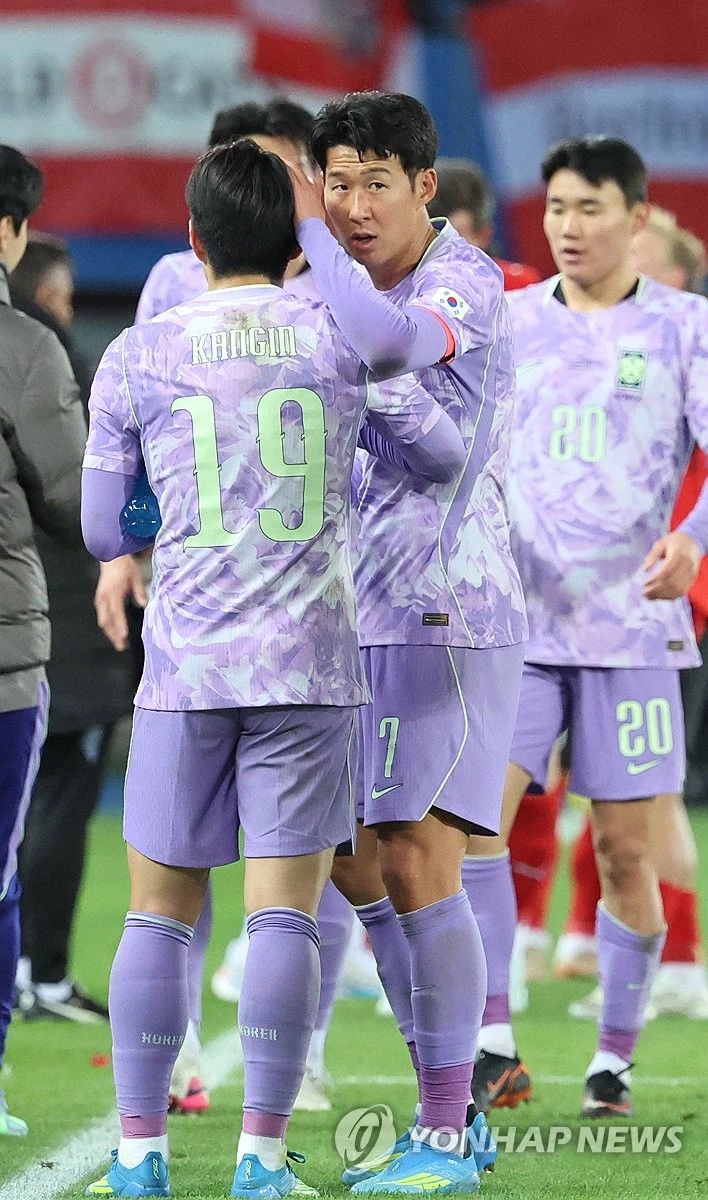 손흥민이 자신을 향한 기량 하락 의견에 동의하지 않았다. 창피한 행동 하지 않았다며 아직 녹슬지 않았음을 알렸다. 손흥민은 1일 오스트리아와의 한국 대표팀 원정 경기 직후 취재진과의 인터뷰에서 기량이 떨어진 것 아니냐는 의견에 '난 그렇게 생각하지 않는다. 어느 순간 내가 기량이 떨어지고 내려놔야 할 땐 내가 냉정하게 내려놓겠다. 내가 많은 골을 넣었고 당연히 기대감이 높은 것은 잘 알고 있다'고 했다. 이어 '지금 나쁘지 않다. 그러다가 내가 골 넣으면 어떤 얘기가 나올지 궁금하다. 토트넘에서도 10경기 못 넣은 적이 있고 그렇다. 스스로 창피한 행동하지 않았다. 부족하다고 생각하면 누구보다 냉정하게 했다'고 덧붙였다. 연합뉴스