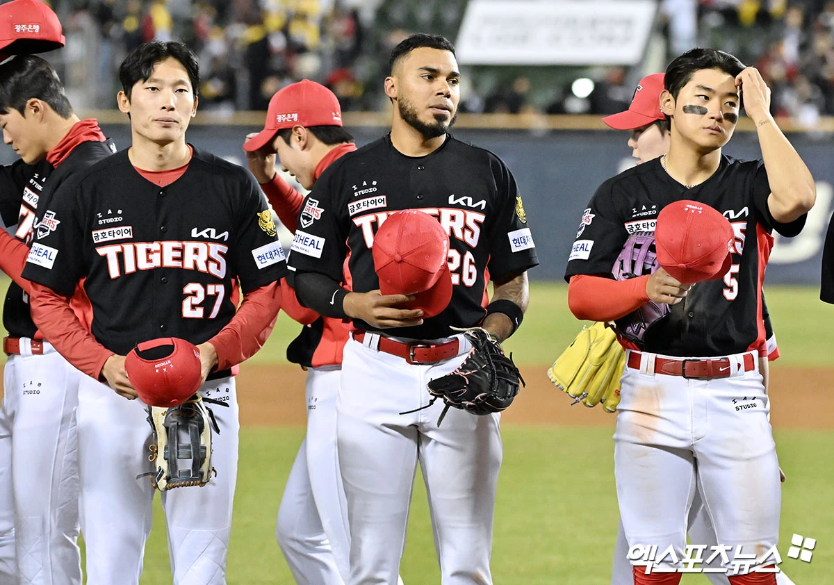 31일 오후 서울 송파구 잠실야구장에서 열린 '2026 신한 SOL Bank KBO리그' KIA 타이거즈와 LG 트윈스의 경기, KIA가 김도영의 투런 홈런에 힘입어 LG에 7:2로 승리하며 연패에서 탈출했다. 이날 경기에서 승리한 KIA 김호령 카스트로 김도영이 기뻐하고 있다. 엑스포츠뉴스 DB