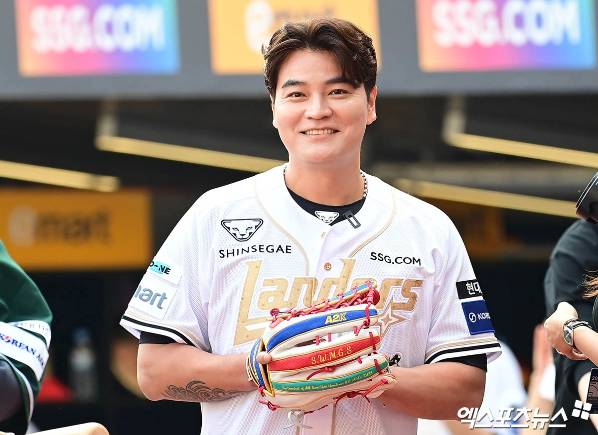 14일 오후 인천SSG랜더스필드에서 열린 '2025 신한 SOL Bank KBO리그' 롯데 자이언츠와 SSG 랜더스의 경기에 앞서 SSG 추신수 보좌가 시포에 나서고 있다. 엑스포츠뉴스 DB