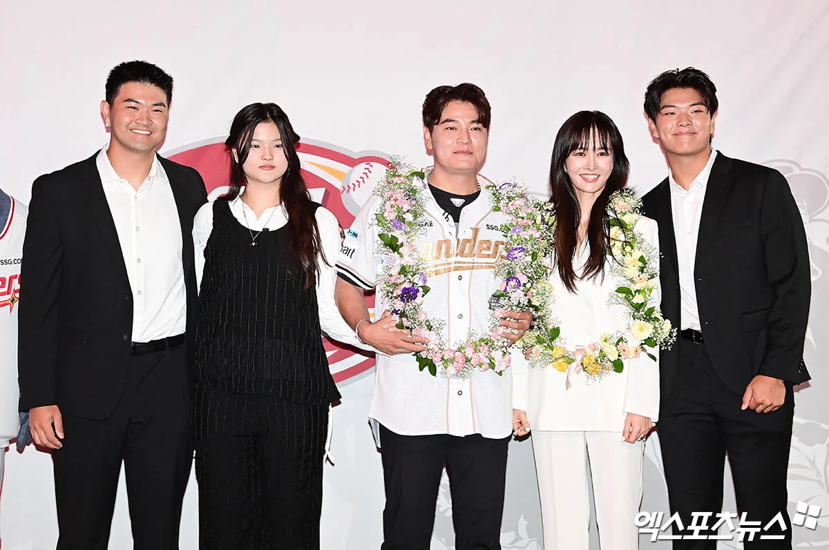 14일 오후 인천SSG랜더스필드에서 열린 '2025 신한 SOL Bank KBO리그' 롯데 자이언츠와 SSG 랜더스의 경기, 롯데가 선발투수 감보아의 6이닝 1실점 호투에 힘입어 4:2의 스코어로 승리했다. 경기 종료 후 SSG 추신수의 은퇴식이 진행됐다. 추신수가 가족들과 기념 촬영을 하고 있다. 엑스포츠뉴스 DB