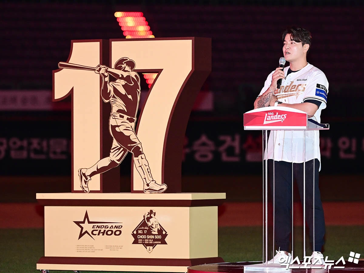 14일 오후 인천SSG랜더스필드에서 열린 '2025 신한 SOL Bank KBO리그' 롯데 자이언츠와 SSG 랜더스의 경기, 롯데가 선발투수 감보아의 6이닝 1실점 호투에 힘입어 4:2의 스코어로 승리했다. 경기 종료 후 SSG 추신수의 은퇴식이 진행됐다. 추신수가 은퇴사를 하고 있다. 엑스포츠뉴스 DB