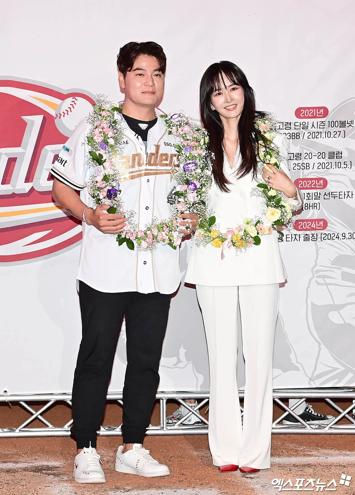 14일 오후 인천SSG랜더스필드에서 열린 '2025 신한 SOL Bank KBO리그' 롯데 자이언츠와 SSG 랜더스의 경기, 롯데가 선발투수 감보아의 6이닝 1실점 호투에 힘입어 4:2의 스코어로 승리했다. 경기 종료 후 SSG 추신수의 은퇴식이 진행됐다. 추신수가 아내 하원미와 기념 촬영을 하고 있다. 엑스포츠뉴스 DB