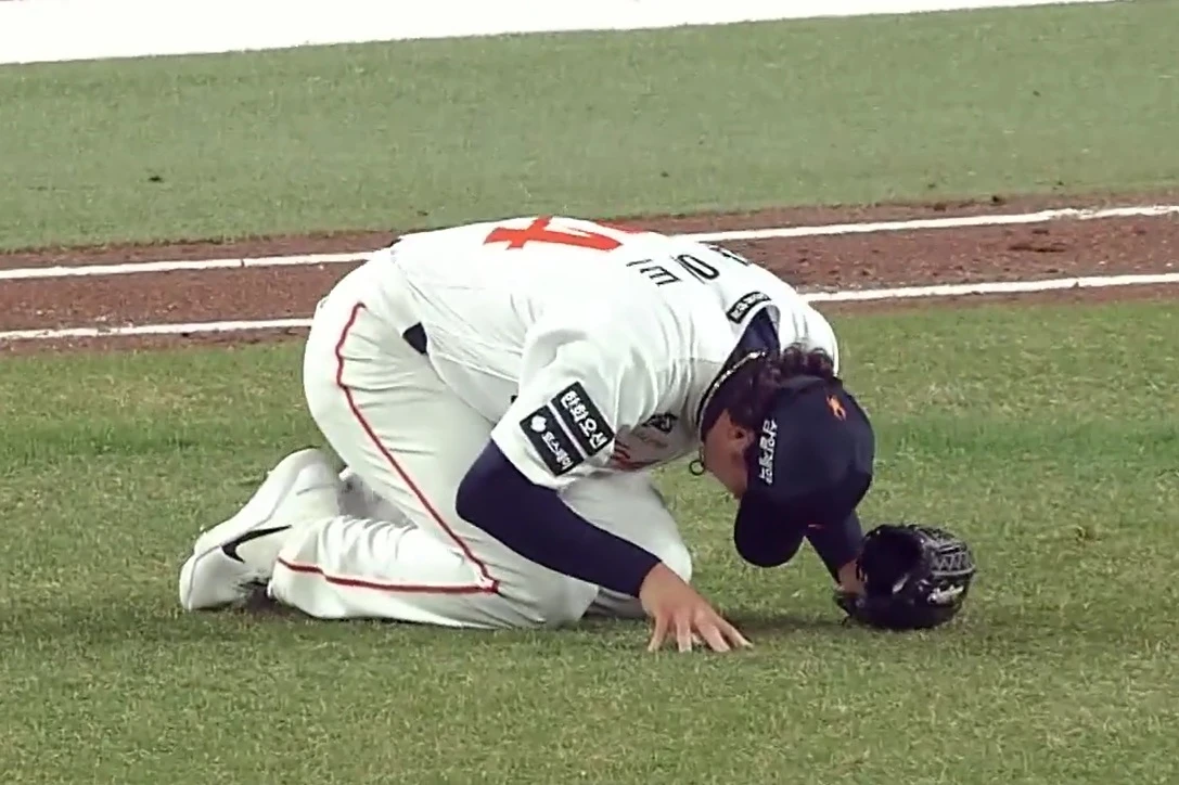 한화는 1일 '오웬 화이트의 MRI 검진 결과 좌측 햄스트링 근육 파열 진단이 나왔다. 금일 1군 엔트리에서 말소됐다. 향후 6주 정도 재활 기간이 소요될 예정'이라고 밝혔다. 총액 100만 달러(한화 약 15억원)에 한화와 손을 잡은 화이트는 지난달 31일 대전 KT 위즈전에서 KBO리그 데뷔전을 치렀으나 3회 수비 커버 도중 1루로 날아오는 공을 잡고자 다리를 벌리는 과정에서 부상을 입었다. 김경문 한화 감독은 '충분히 괜찮아질 때까지 회복해야 한다. 많이 노력했는데 본인이 많이 속상할 거다. 일부러 아픈 건 아니니까 빨리 돌아오길 바란다'고 말했다. 한화 이글스