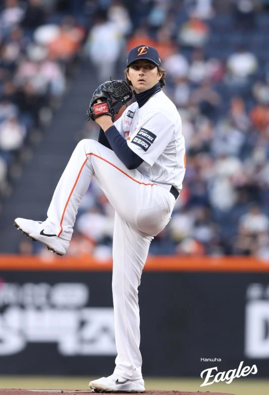 한화는 1일 '오웬 화이트의 MRI 검진 결과 좌측 햄스트링 근육 파열 진단이 나왔다. 금일 1군 엔트리에서 말소됐다. 향후 6주 정도 재활 기간이 소요될 예정'이라고 밝혔다. 총액 100만 달러(한화 약 15억원)에 한화와 손을 잡은 화이트는 지난달 31일 대전 KT 위즈전에서 KBO리그 데뷔전을 치렀으나 3회 수비 커버 도중 1루로 날아오는 공을 잡고자 다리를 벌리는 과정에서 부상을 입었다. 김경문 한화 감독은 '충분히 괜찮아질 때까지 회복해야 한다. 많이 노력했는데 본인이 많이 속상할 거다. 일부러 아픈 건 아니니까 빨리 돌아오길 바란다'고 말했다. 한화 이글스