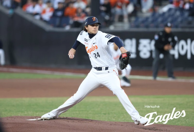 한화는 1일 '오웬 화이트의 MRI 검진 결과 좌측 햄스트링 근육 파열 진단이 나왔다. 금일 1군 엔트리에서 말소됐다. 향후 6주 정도 재활 기간이 소요될 예정'이라고 밝혔다. 총액 100만 달러(한화 약 15억원)에 한화와 손을 잡은 화이트는 지난달 31일 대전 KT 위즈전에서 KBO리그 데뷔전을 치렀으나 3회 수비 커버 도중 1루로 날아오는 공을 잡고자 다리를 벌리는 과정에서 부상을 입었다. 김경문 한화 감독은 '충분히 괜찮아질 때까지 회복해야 한다. 많이 노력했는데 본인이 많이 속상할 거다. 일부러 아픈 건 아니니까 빨리 돌아오길 바란다'고 말했다. 한화 이글스