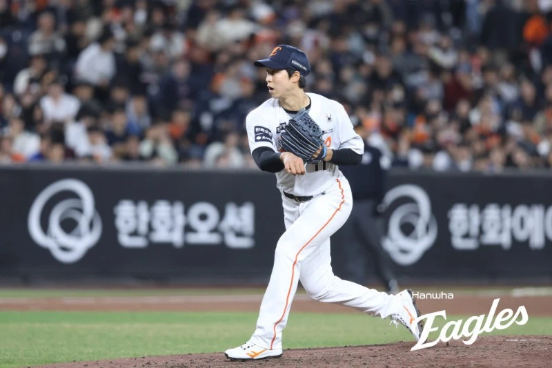 한화는 1일 '오웬 화이트의 MRI 검진 결과 좌측 햄스트링 근육 파열 진단이 나왔다. 금일 1군 엔트리에서 말소됐다. 향후 6주 정도 재활 기간이 소요될 예정'이라고 밝혔다. 총액 100만 달러(한화 약 15억원)에 한화와 손을 잡은 화이트는 지난달 31일 대전 KT 위즈전에서 KBO리그 데뷔전을 치렀으나 3회 수비 커버 도중 1루로 날아오는 공을 잡고자 다리를 벌리는 과정에서 부상을 입었다. 김경문 한화 감독은 '충분히 괜찮아질 때까지 회복해야 한다. 많이 노력했는데 본인이 많이 속상할 거다. 일부러 아픈 건 아니니까 빨리 돌아오길 바란다'고 말했다. 한화 이글스