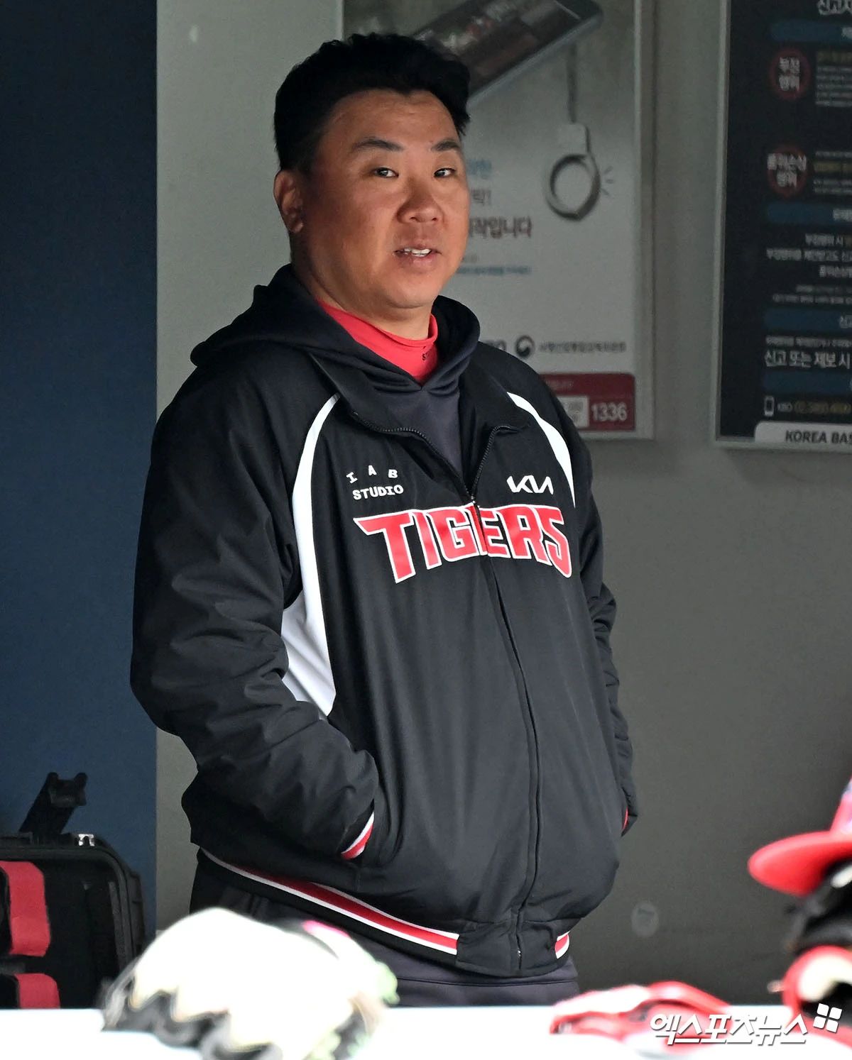 31일 오후 서울 송파구 잠실야구장에서 열리는 '2026 신한 SOL Bank KBO리그' KIA 타이거즈와 LG 트윈스의 경기, KIA 이범호 감독이 그라운드를 바라보고 있다. 엑스포츠뉴스 DB