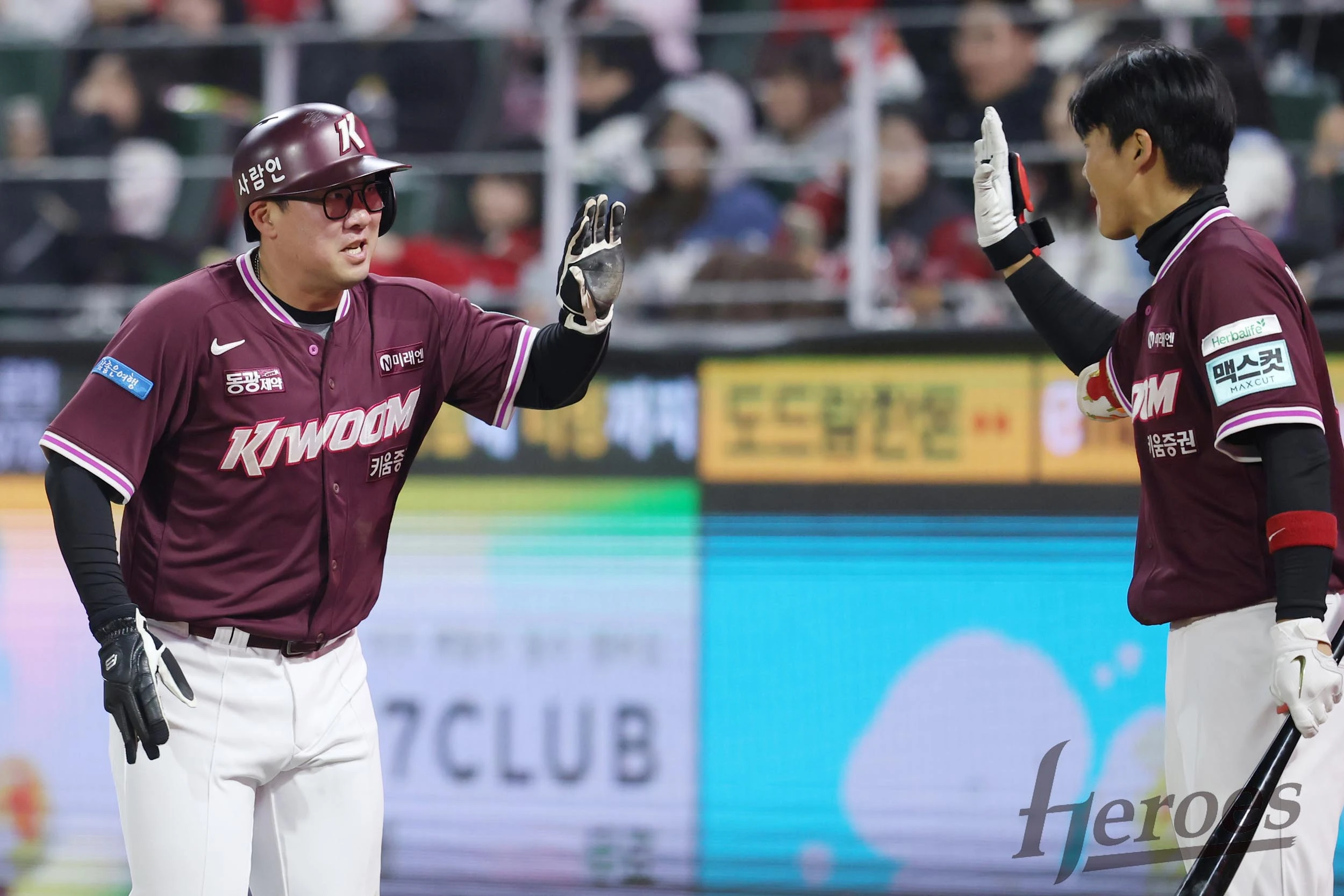 키움 히어로즈 베테랑 우타자 안치홍이 1일 인천 SSG랜더스필드에서 열린 2026 신한 SOL KBO리그 팀 간 SSG 랜더스와의 팀 간 2차전에서 1안타 1타점 2득점을 기록, 팀 개막 3연패 탈출에 기여했다. 사진 키움 히어로즈