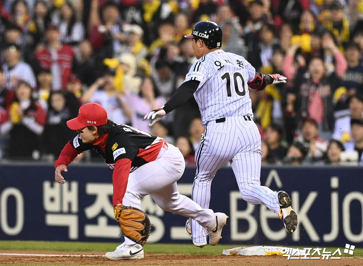 1일 오후 서울 잠실야구장에서 열리는 '2026 신한 SOL Bank KBO리그' KIA 타이거즈와 LG 트윈스의 경기, 1회말 1사 만루 LG 오지환이 타격 후 1루베이스를 밟고 있다. 잠실, 고아라 기자