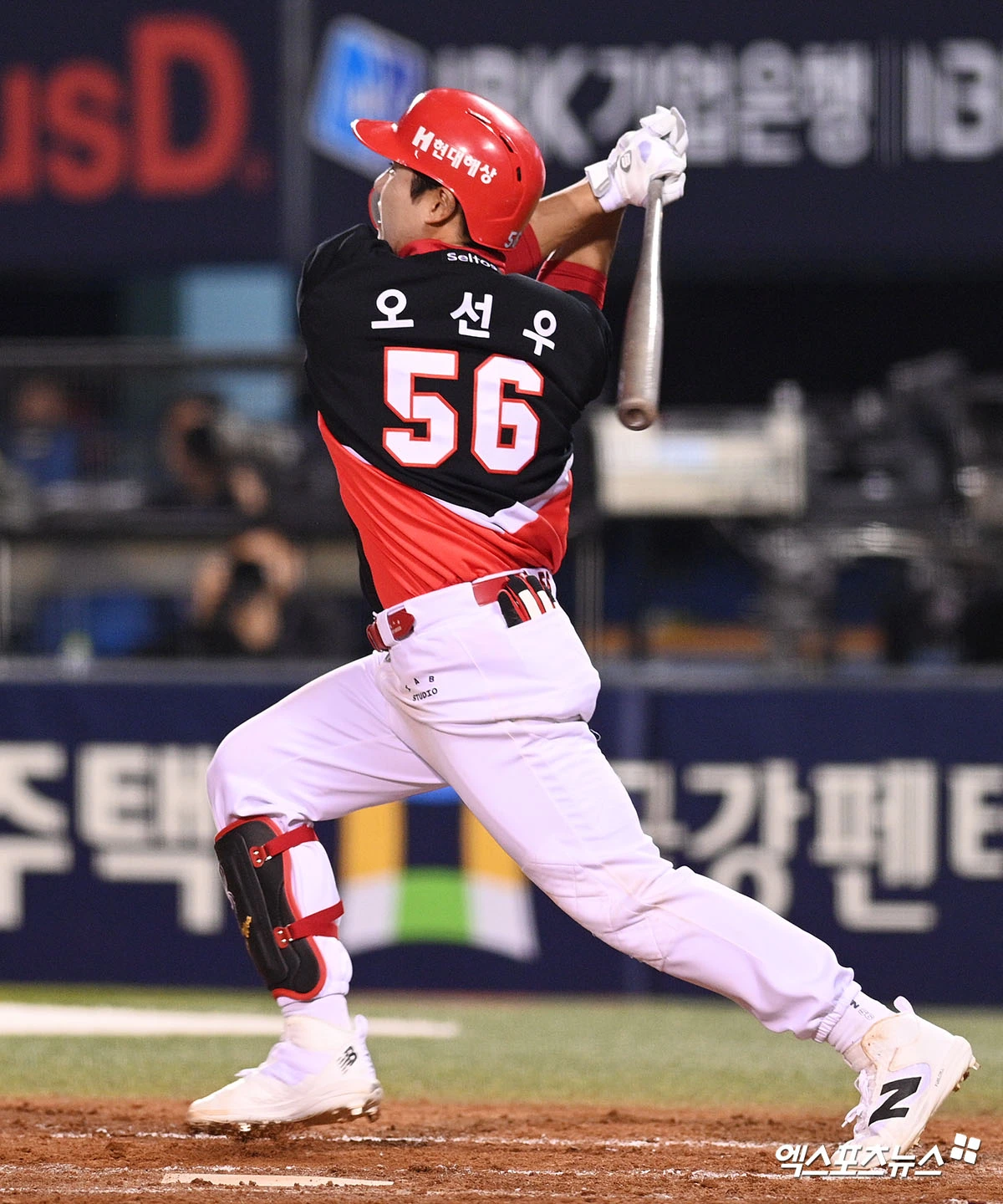 1일 오후 서울 잠실야구장에서 열린 '2026 신한 SOL Bank KBO리그' KIA 타이거즈와 LG 트윈스의 경기, 5회초 KIA 오선우가 홈런을 날리고 있다. 잠실, 고아라 기자