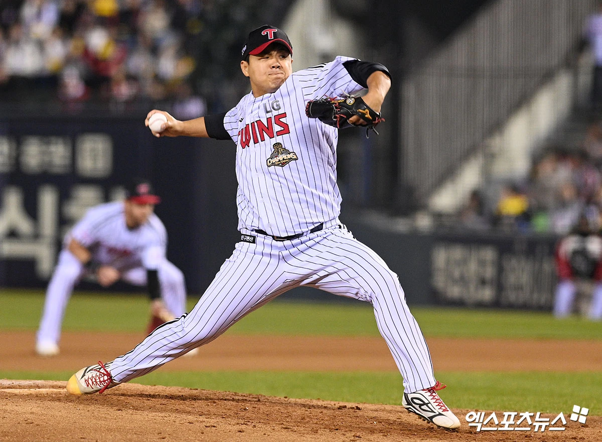 1일 오후 서울 잠실야구장에서 열린 '2026 신한 SOL Bank KBO리그' KIA 타이거즈와 LG 트윈스의 경기, 6회초 LG 장현식이 공을 힘차게 던지고 있다. 잠실, 고아라 기자